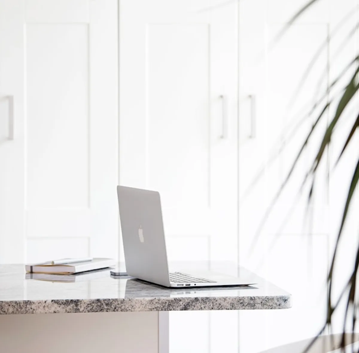 Heller Arbeitsplatz mit Laptop